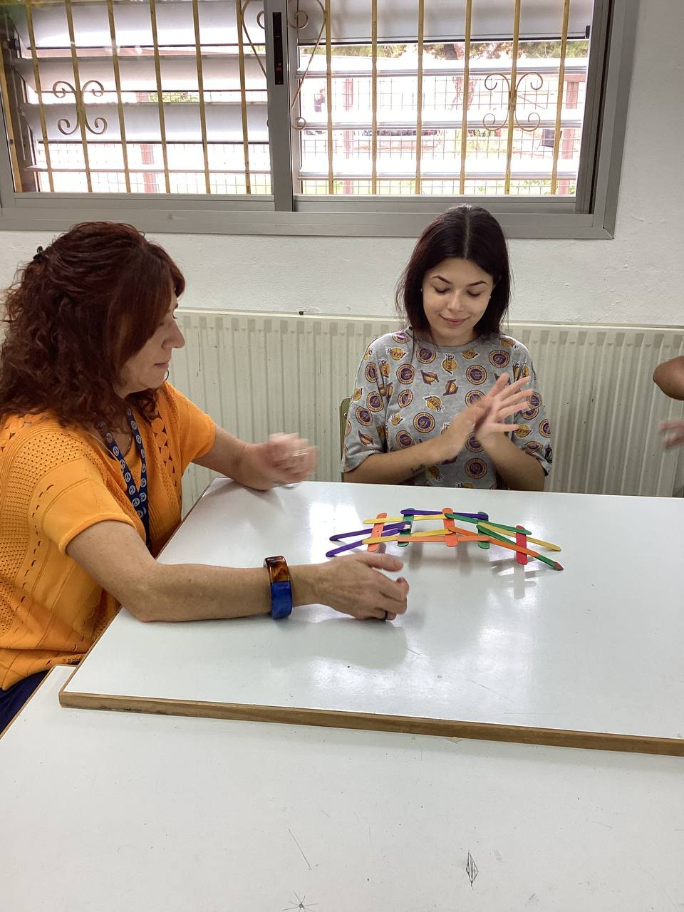 Alumnes construint el pont de Leonardo da Vinci amb llistons de fusta.