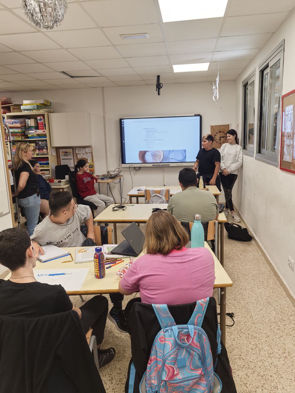 Moment en que expliquen com fer crepes.