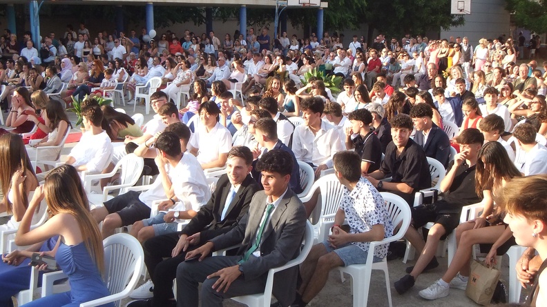 Mitad bajo el sol en la graduación de cuarto de ESO otro enfoque