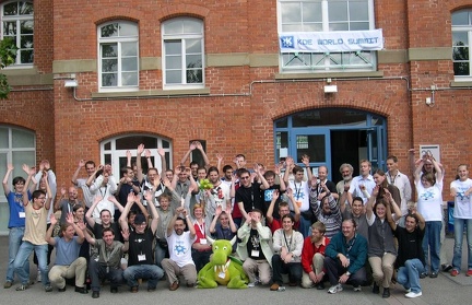 aKademy todos manos en alto