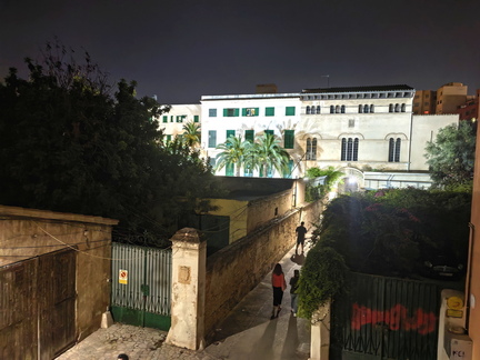 Vista de la façana neogòtica i neoromànica de l'esglèsia del Temple