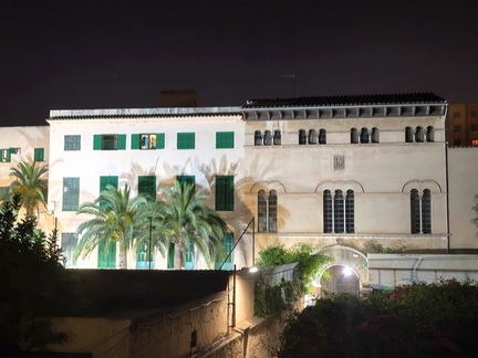 Vista de la façana neogòtica i neoromànica de l'esglèsia del Temple