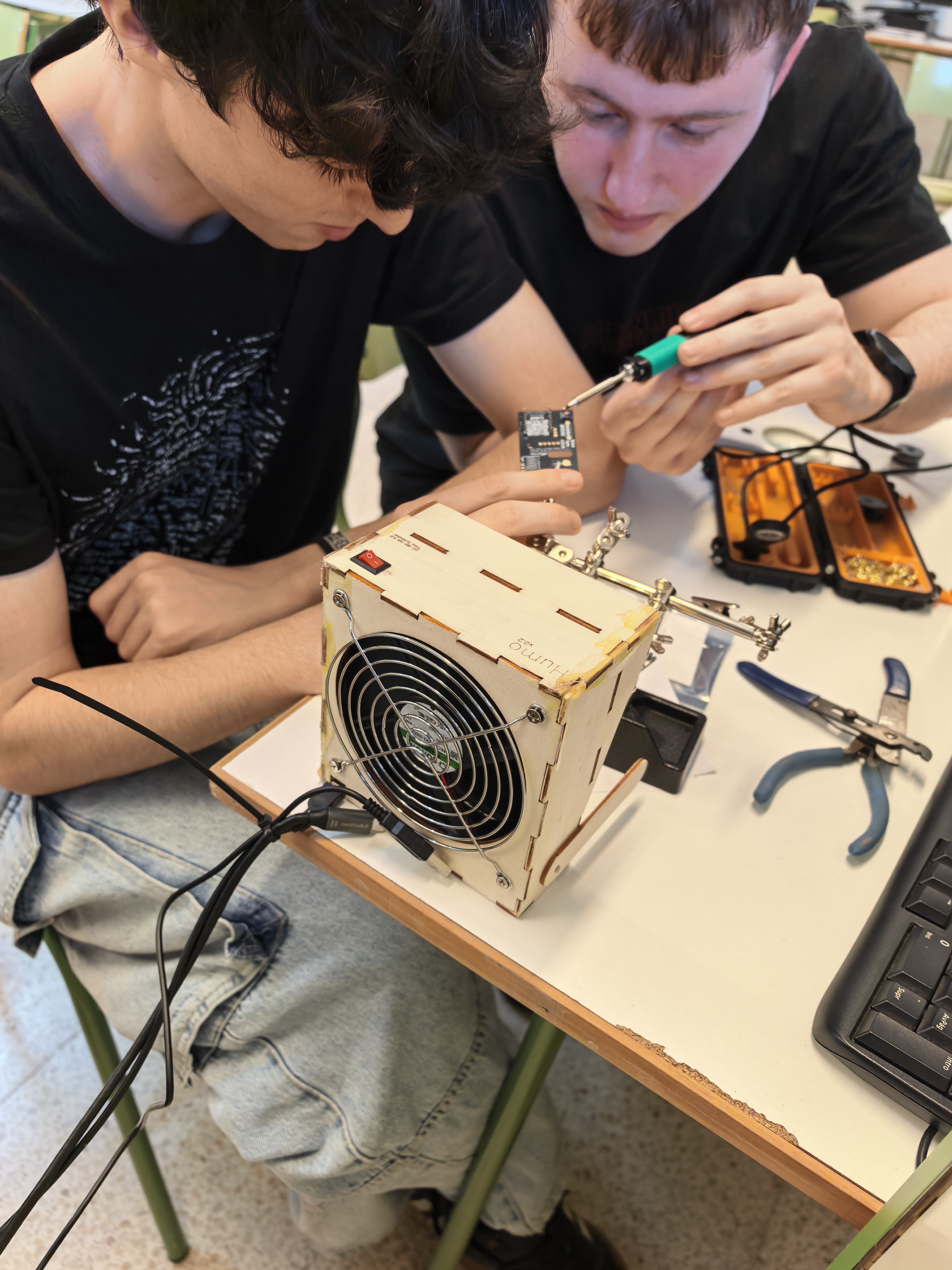 Alumnes soldant els circuits